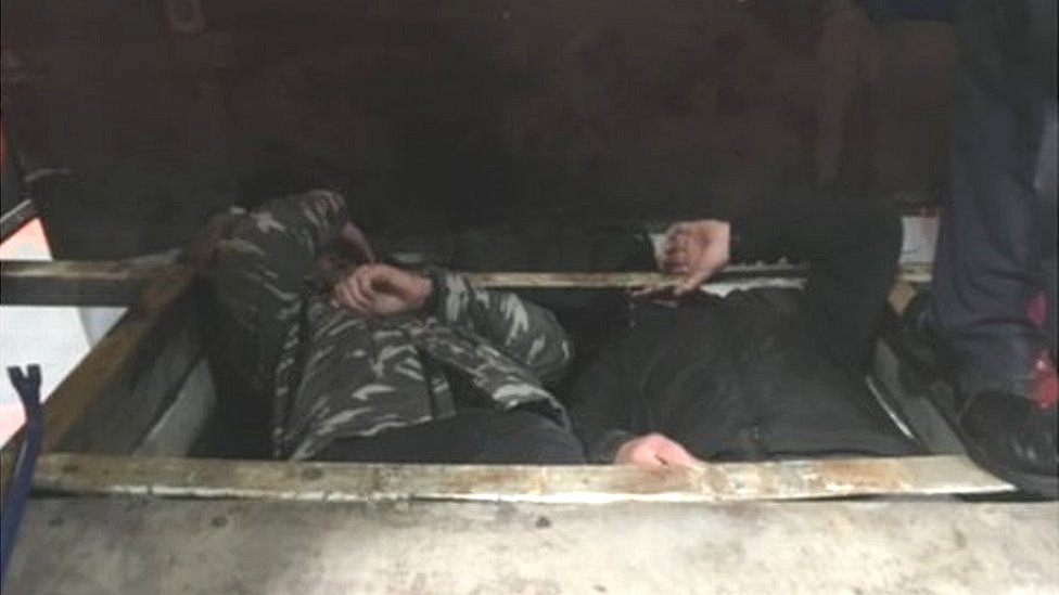 Двое албанцев, спрятавшихся в потайном отсеке грузового автомобиля с платформой, остановились в доках Дувра