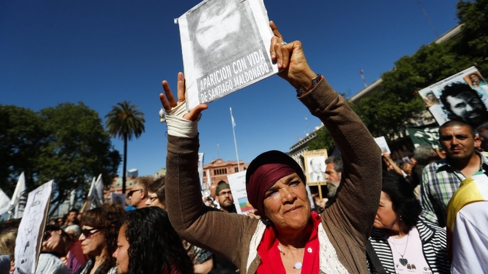Сотни людей участвуют в акции протеста Матерей с Пласа-Майо, чтобы добиться справедливости по делу о пропавшем без вести Сантьяго Мальдонадо на площади Пласа-де-Майо, Буэнос-Айрес, Аргентина, 19 октября 2017 г.