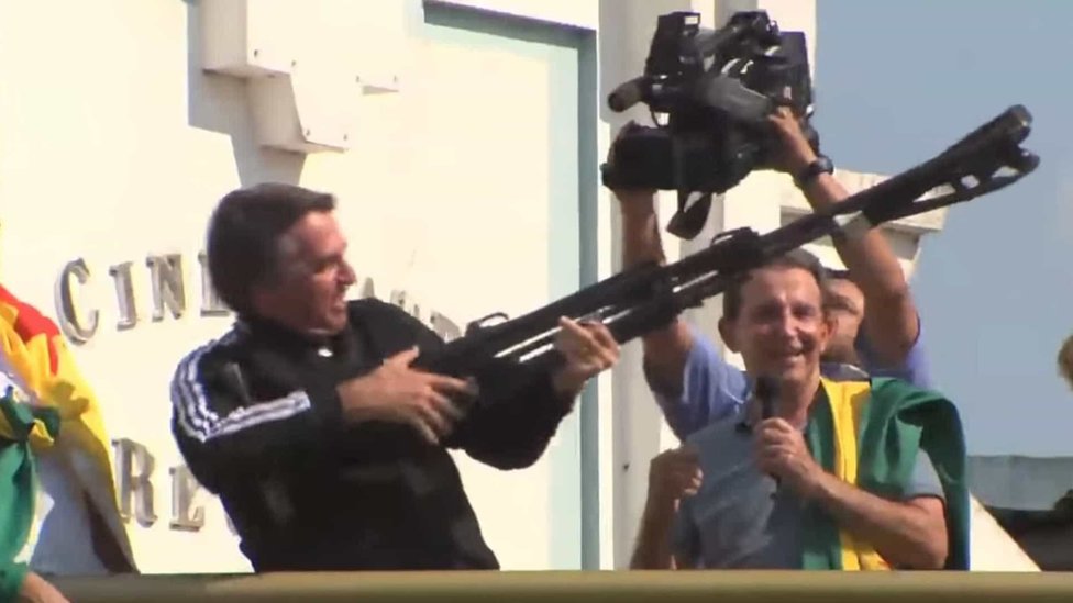 Durante a campanha presidencial de 2018, Bolsonaro simulando arma com tripé de câmera