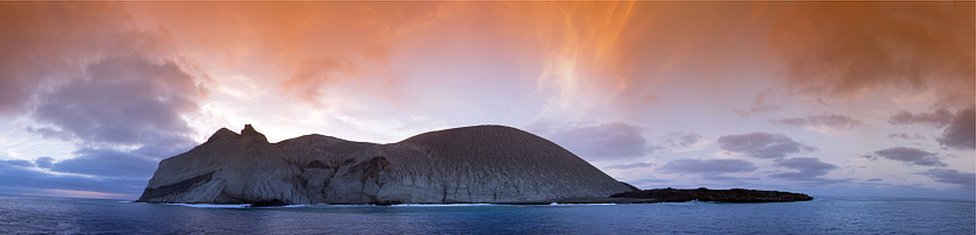 La Isla San Benedicto, una de las cuatro que forman el archipiélago de Revillagigedo, en el Pacífico mexicano. La Isla San Benedicto, una de las cuatro que forman el archipiélago de Revillagigedo, en el Pacífico mexicano.