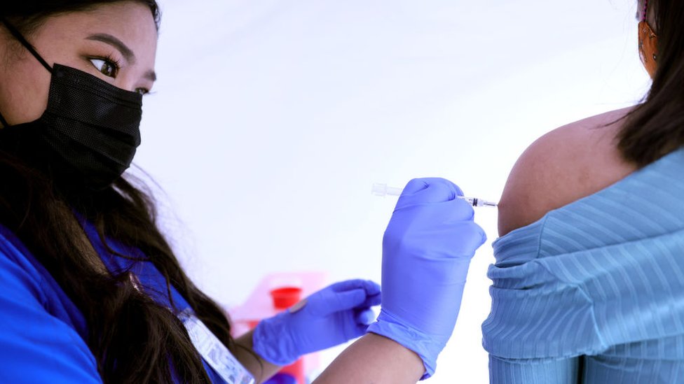 Una mujer es inoculada en Los Ángeles con la vacuna de Johnson & Johnson.