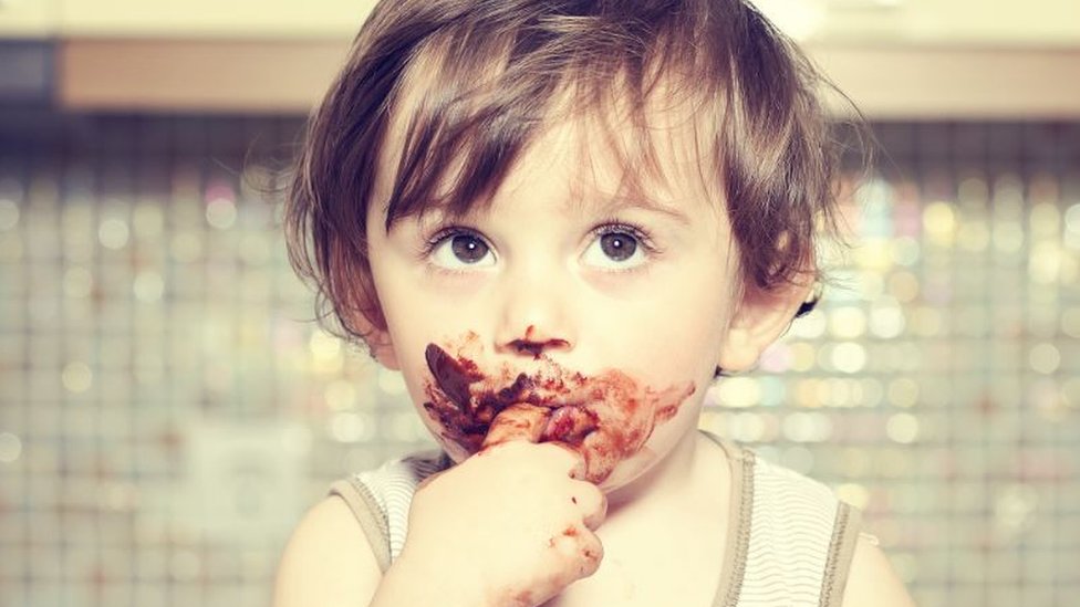 Ребенок ест шоколад