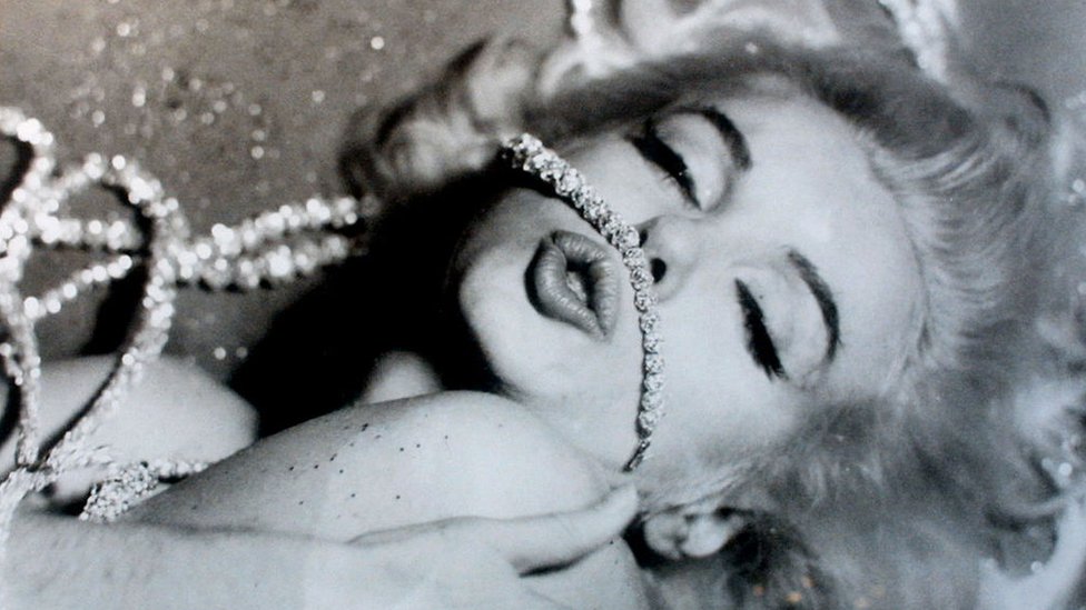 Marilyn Monroe cantó la canción "Los diamantes son los mejores amigos de una chica" en la película "Los caballeros las prefieren rubias" (1953). Marilyn Monroe