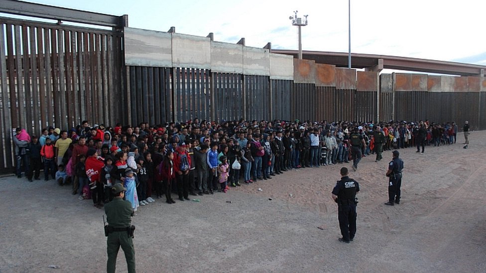 Группа мигрантов задержана в Техасе после пересечения границы с Мексикой 29 мая 2019 г.