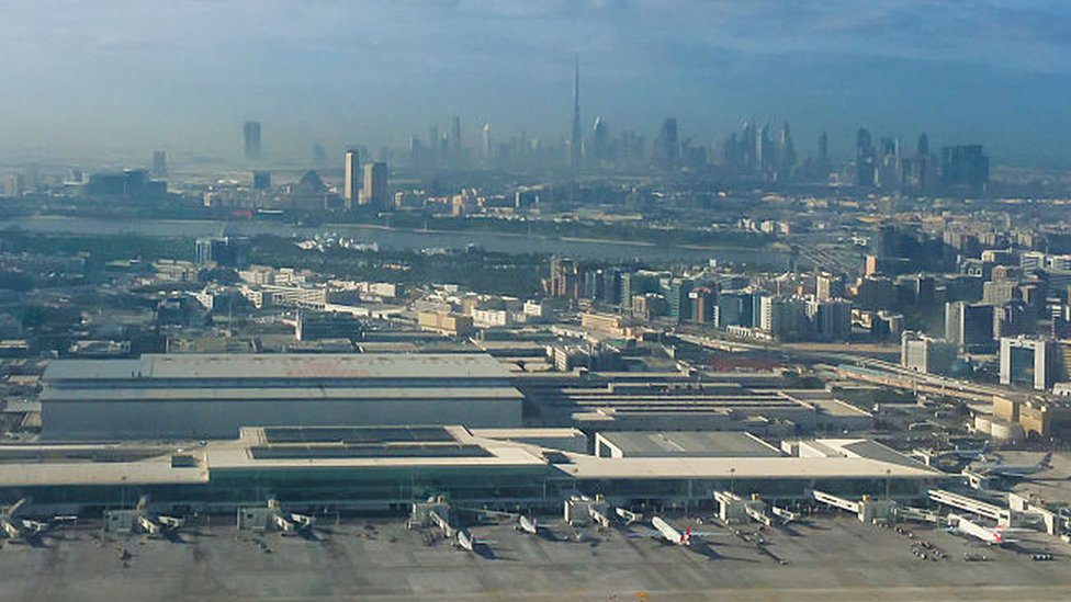 Вид на аэропорт Дубая на фоне города