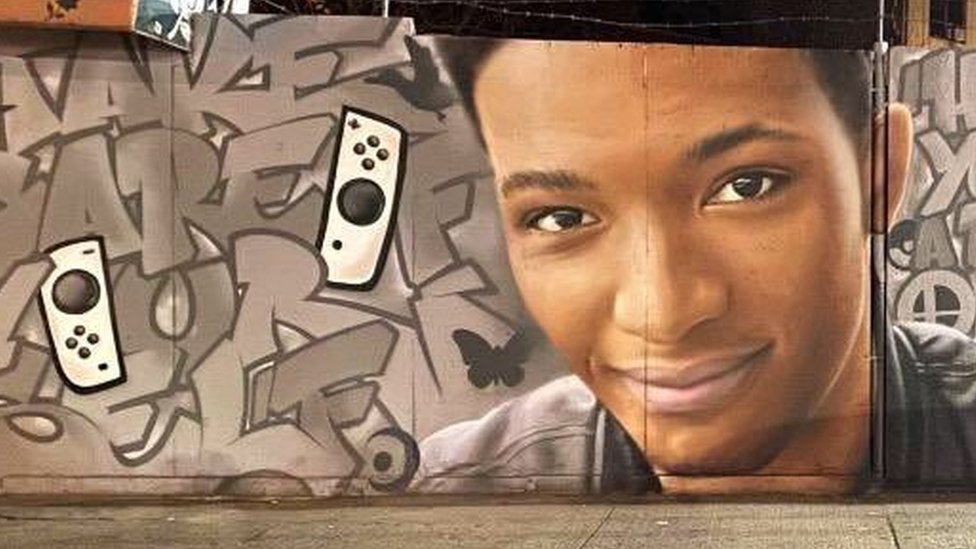 Фреска на стене в Нью-Йорке. Это граффити с лицом Этики, молодого мужчины. Рядом с ним два контроллера Nintendo Switch