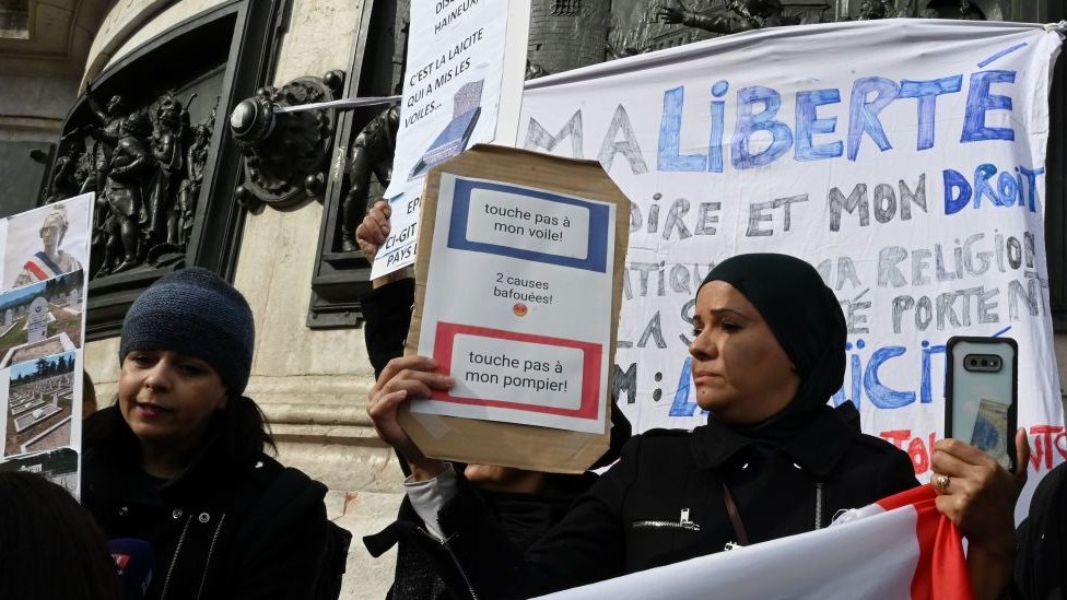 "No toques mi velo": una mujer musulmana protestando en contra de la laicidad.