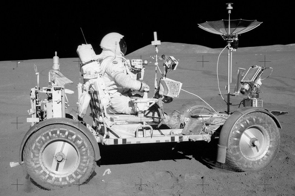 Astronauta Dave Scott em Moon buggy na superfície da lua