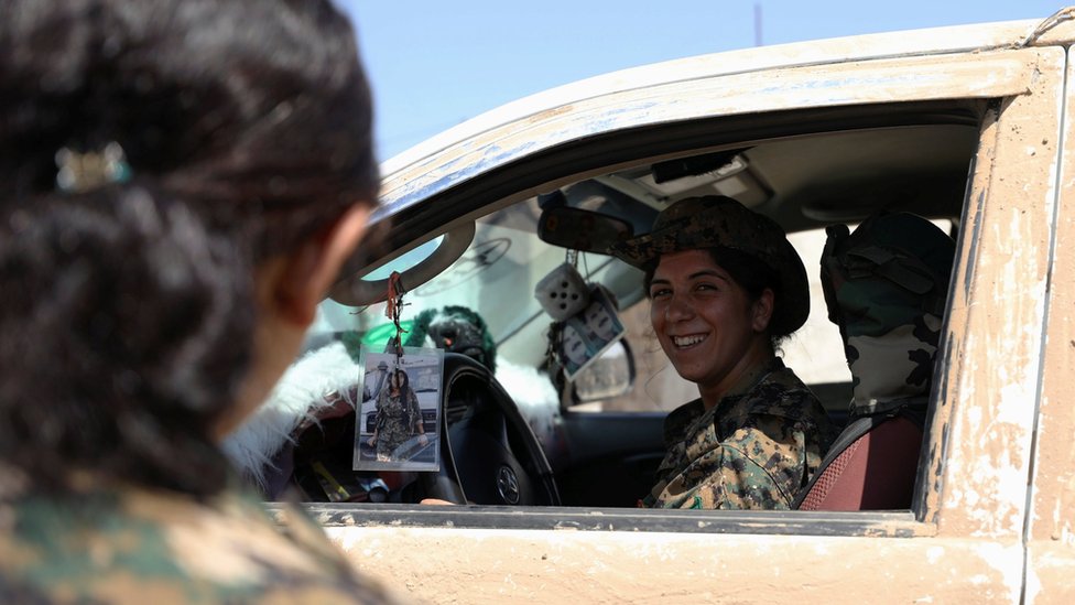 Las mujeres combaten junto a los hombres en las filas del SDF. Mujeres combatientes del SDF.