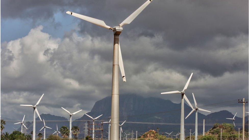 Ветряные турбины вырабатывают электроэнергию в Пуннияваланпураме, Тамил Наду, Индия.