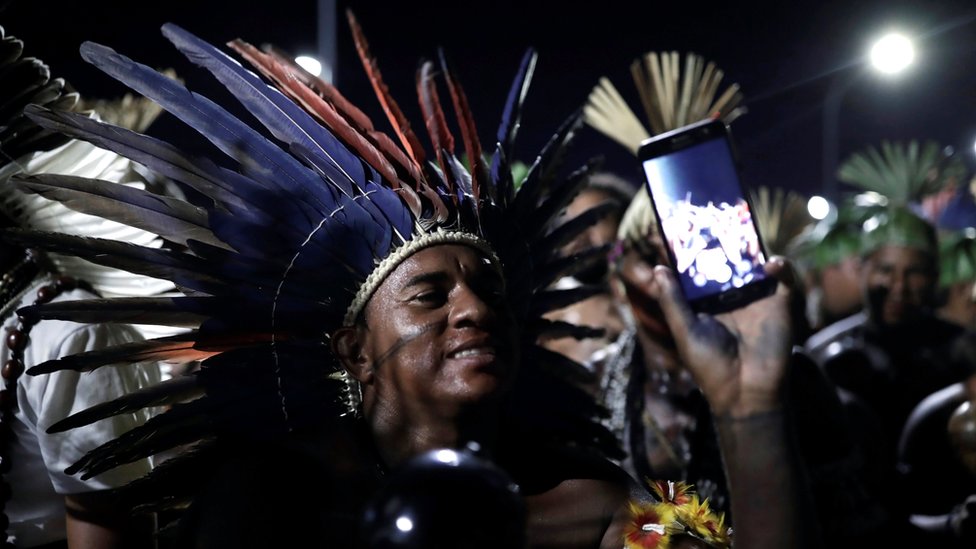 Мужчины коренных народов принимают участие в акции протеста в защиту земельных и культурных прав коренных народов