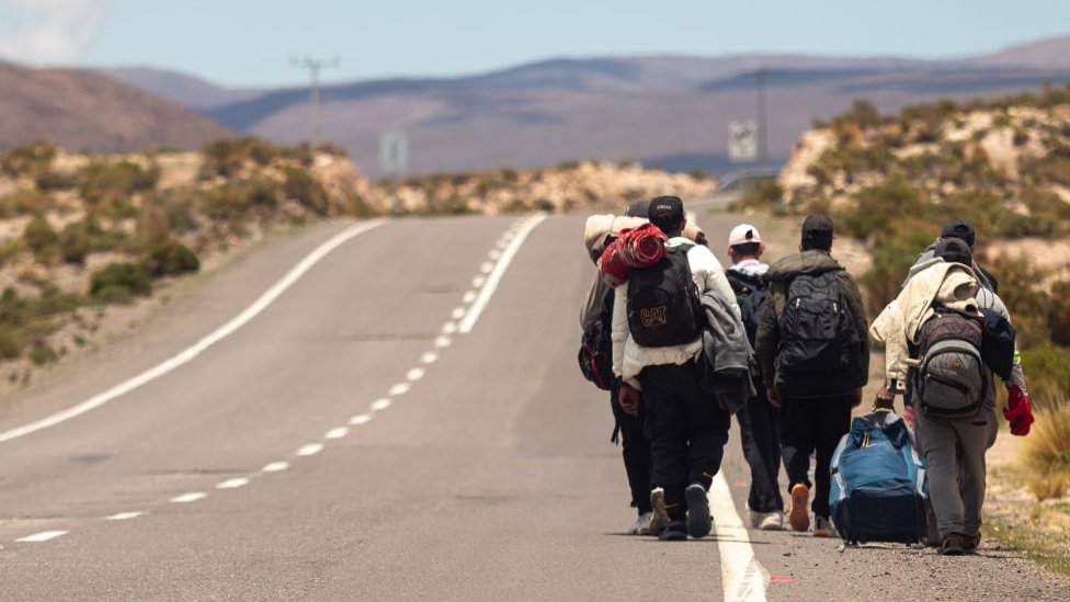 Migrantes venezolanos entran a Chile tras pasar la frontera