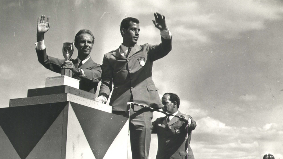Zagallo e Carlos Alberto Torres desfilam em carro do Corpo de Bombeiros, com a Taça Jules Rimet