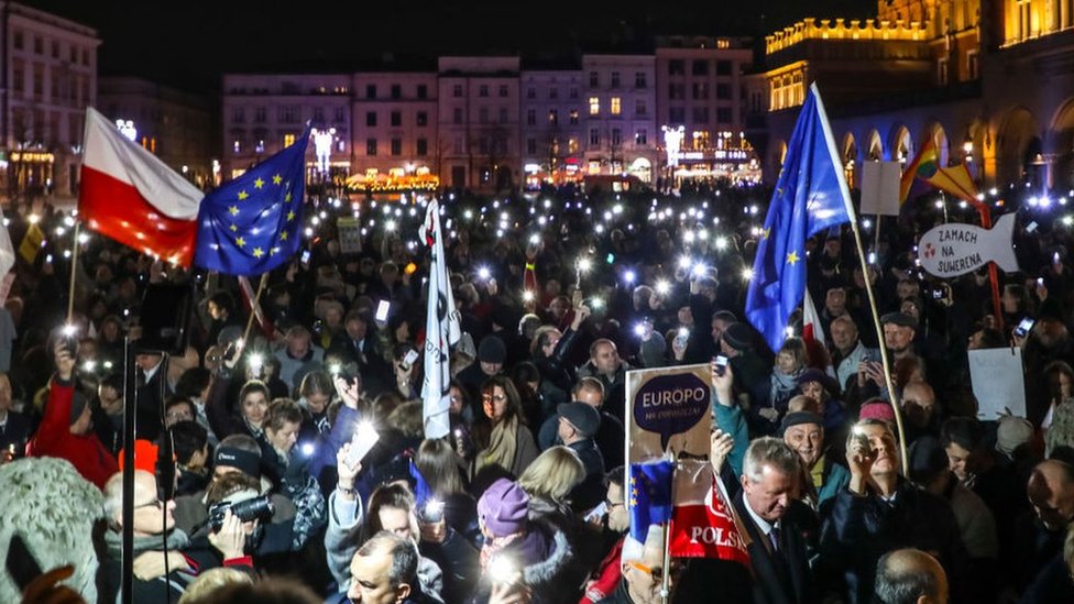 Польские протестующие против неоднозначных новых судебных реформы законодательства трюма копий конституции и флаги ЕС в Варшаве