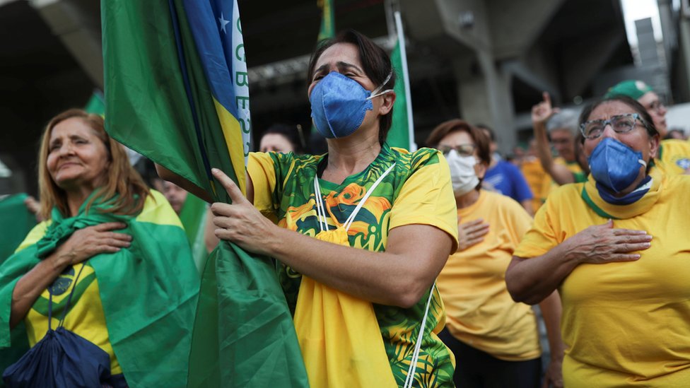 Сторонники президента Бразилии Жаира Болсонару участвуют в демонстрации в Сан-Паулу 15 марта