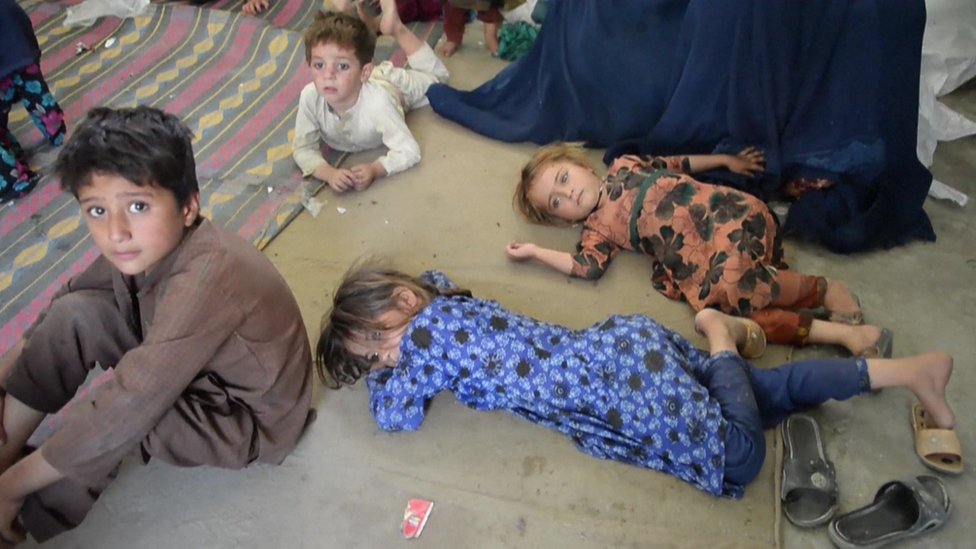 Niños tendidos en la escuela de Asdabad.