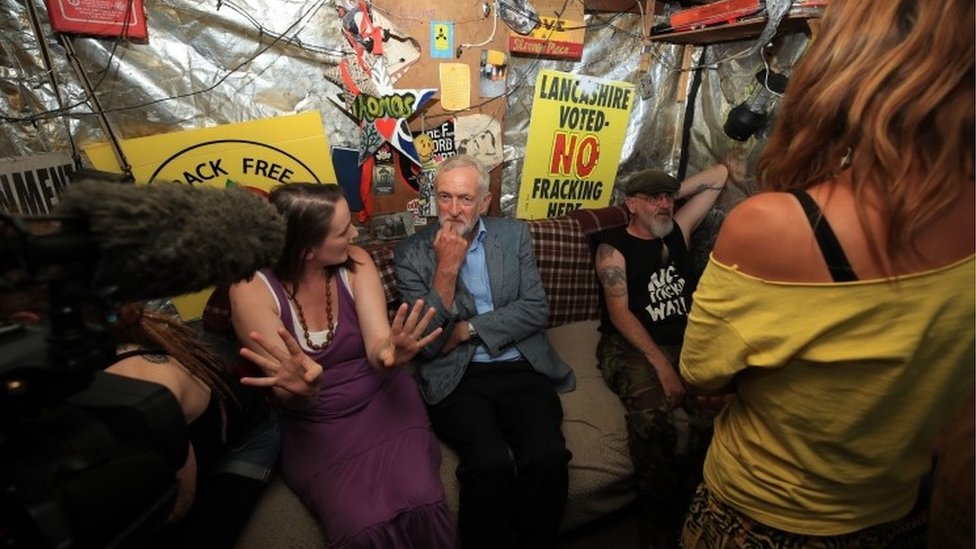Джереми Корбин разговаривает с протестующими против ГРП в хижине на участке разведки сланцевого газа Престон-Нью-Роуд в Ланкашире.