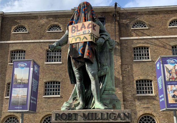 تمثال لتاجر العبيد الشهير روبرت ميليغان مغطي بلافتة عليها حياة السود مهمة أثناء احتجاجات لندن
