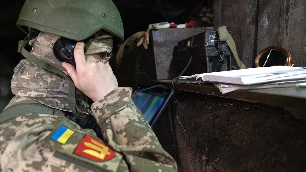 El oficial ucraniano Vlad usando el teléfono de manivela.