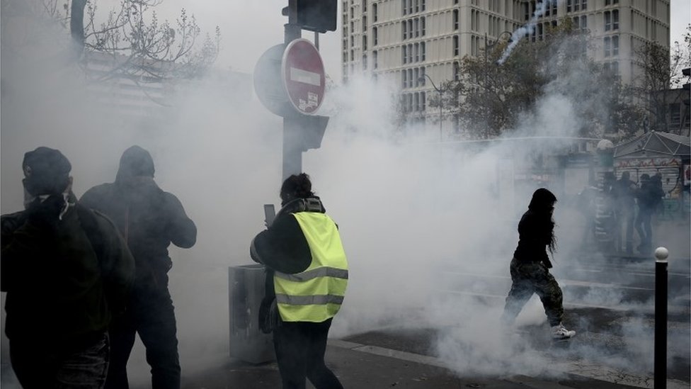 Police fire tear gas at yellow vest protesters in Paris, 16 November 2019