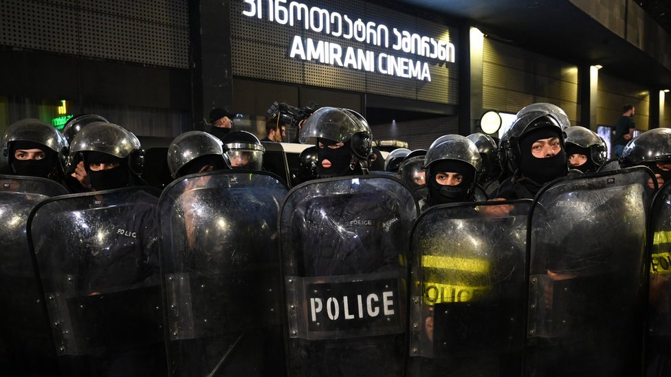 Грузинские полицейские стоят на страже перед кинотеатром Amirani, пока ультраправые активисты протестуют против премьерного показа номинированного на Оскар шведско-грузинского гей-фильма в Тбилиси 8 ноября 2019 года