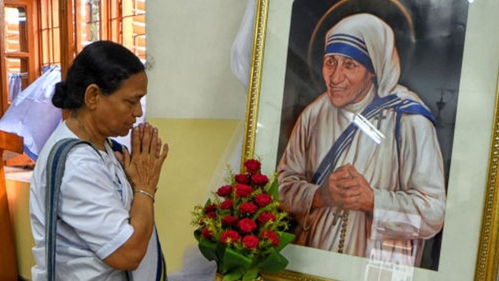 Žena se moli ispred ikone Majke Tereze