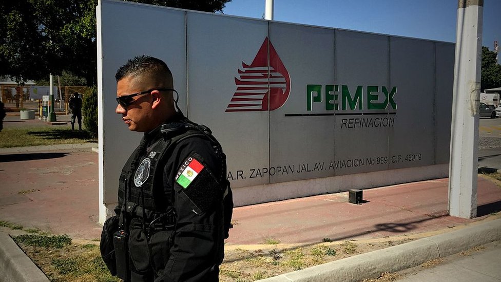 Militar mexicano frente a una de las refinerías de Pemex.
