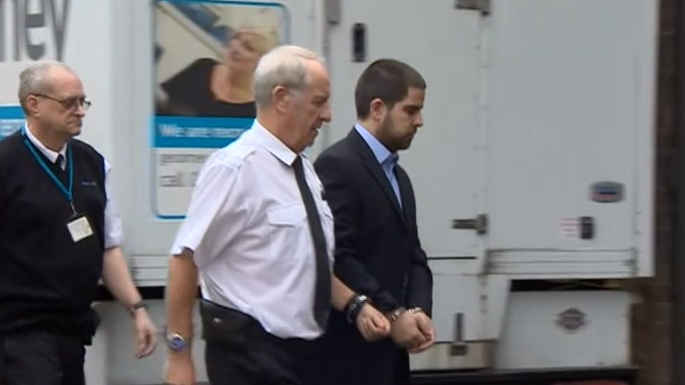 Майкл Лейн прибыл в суд в наручниках.
