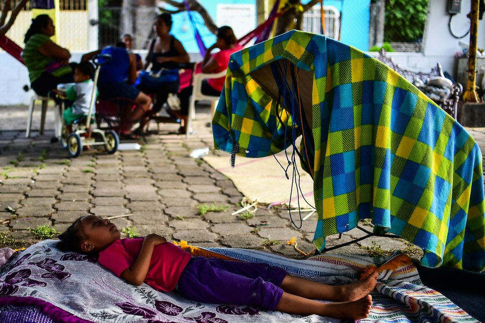 De las 65 víctimas del terremoto, 37 murieron en Juchitán. Niño duerme en la calle después de que su vivienda quedara destruida en Juchitán, Oaxaca, México, por el terremoto.