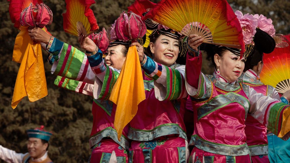 Bailarinas en la celebración del año nuevo en Pekín