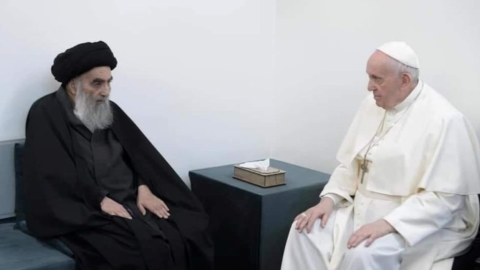 Ayatollah Agung Ali al-Sistani (kiri) bersama Paus Fransiskus di Najaf, Irak, 6 Maret 2021.