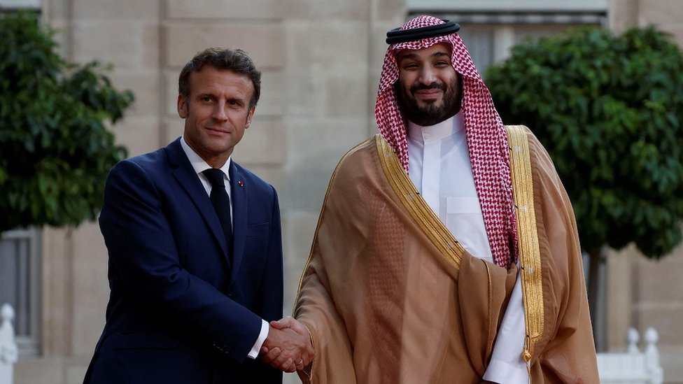 Emmanuel Macron recibió al príncipe heredero saudita con un fuerte apretón de manos..