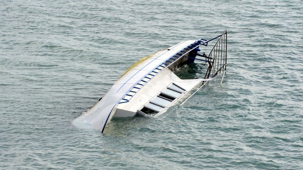 Barco virado no Lago Van