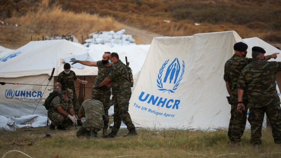 الجنود اليونانيون يشاركون في نصب خيام للاجئين.