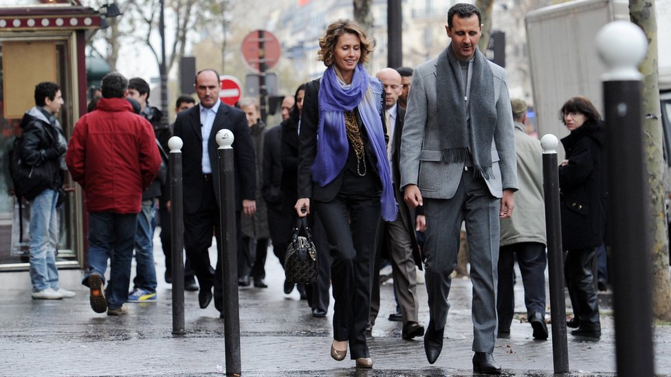Президент Сирии Башар аль-Асад и его жена Асма гуляют по улице Парижа в декабре 2010 г.