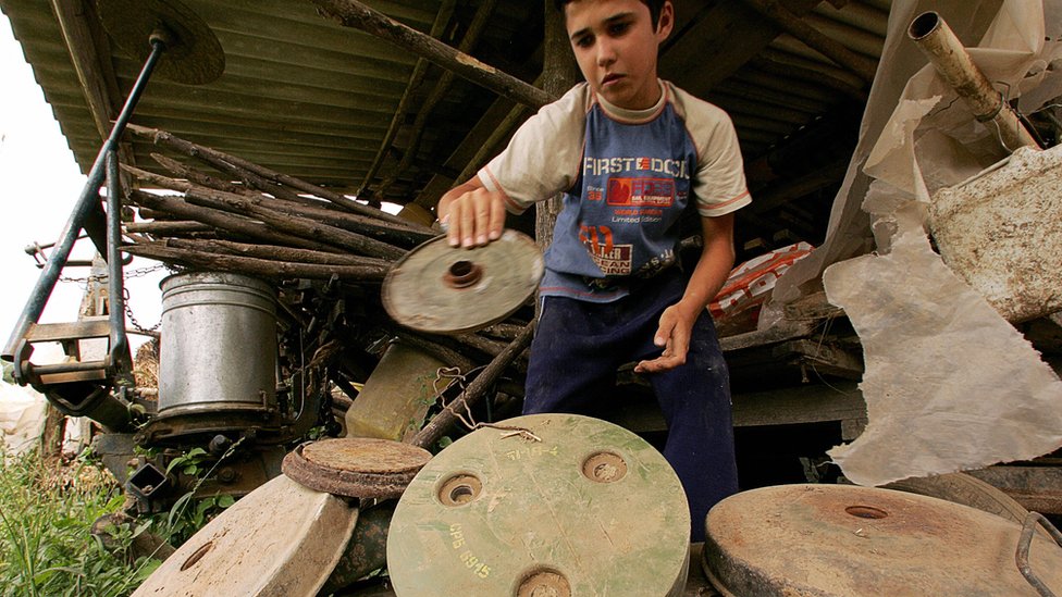 Un niño con una mina terrestre.