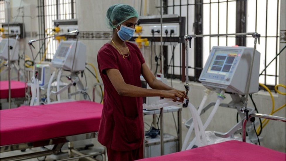 Медицинский персонал проверяет работу аппарата ИВЛ в недавно открытой больнице штата Тамил Наду для борьбы с коронавирусом COVID-19 в Ченнаи 27 марта 2020 г.