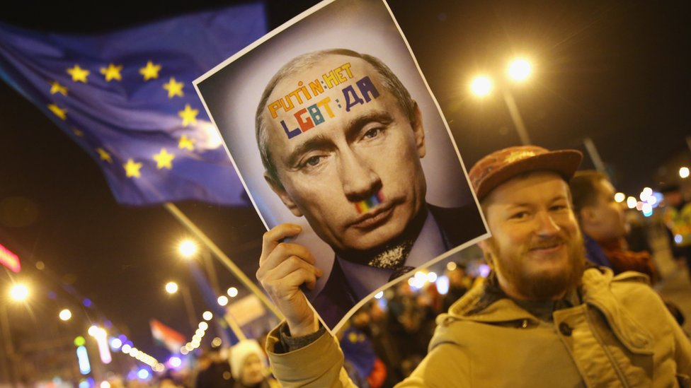 Demonstranti nose fotografiju ruskog predsednika Vladimira Putina i zastavu Evropske unije na protestu protiv Putinove posete Mađarskoj, Budimpešta, februar 2015. godine