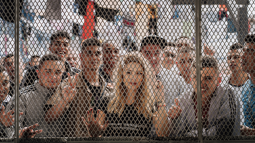 Johana Bahamón con reclusos detrás de una reja (Foto: cortesía Editorial Planeta)