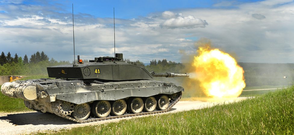 Танк Challenger 2 ведет огонь во время учений в Графенвере, Германия