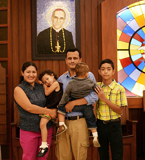 Cecilia Flores con su familia