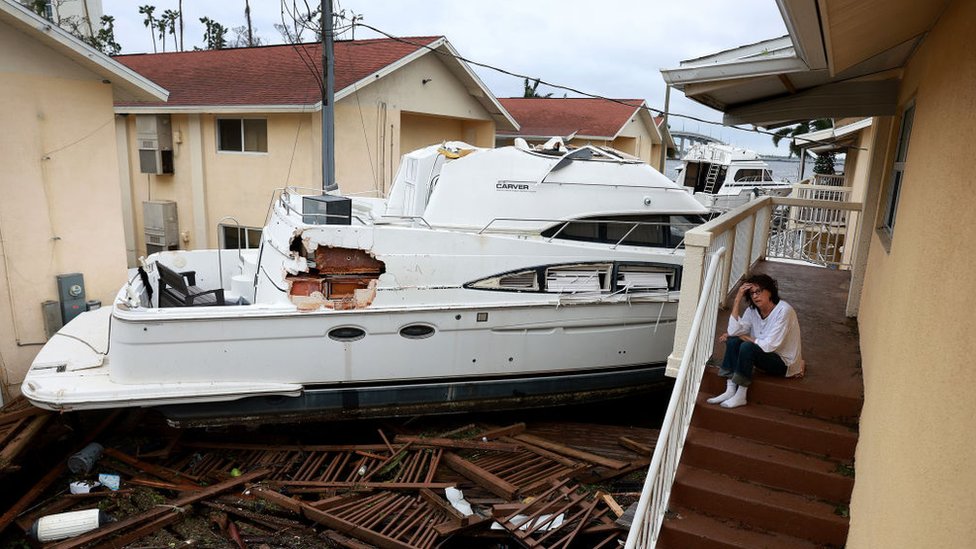 Barcos em meio a casas destruídas na Flórida