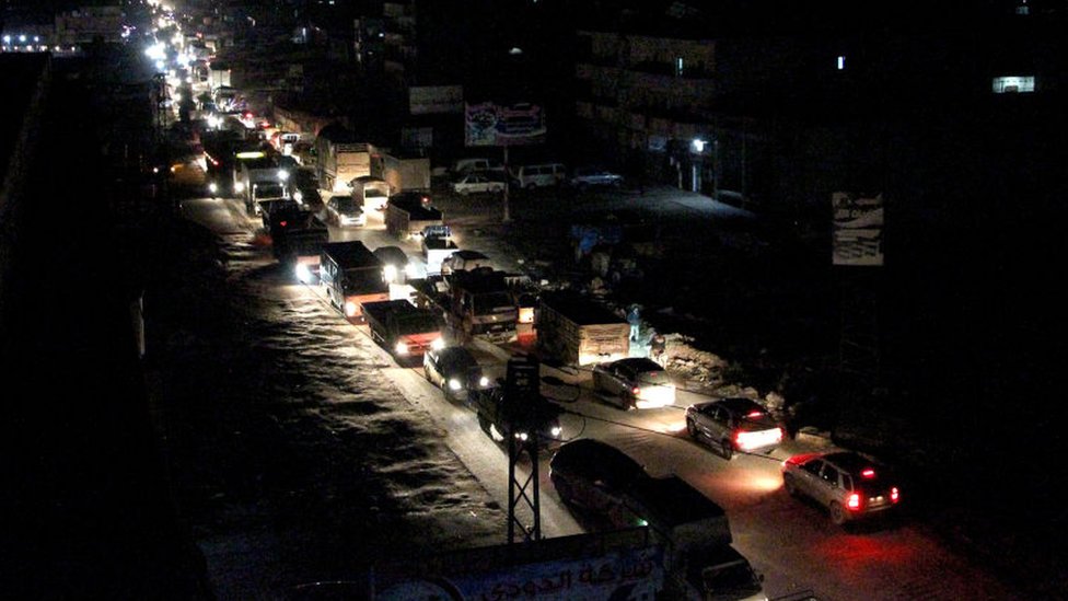 قوافل من السيارات السورية متجهة إلى الحدود التركية
