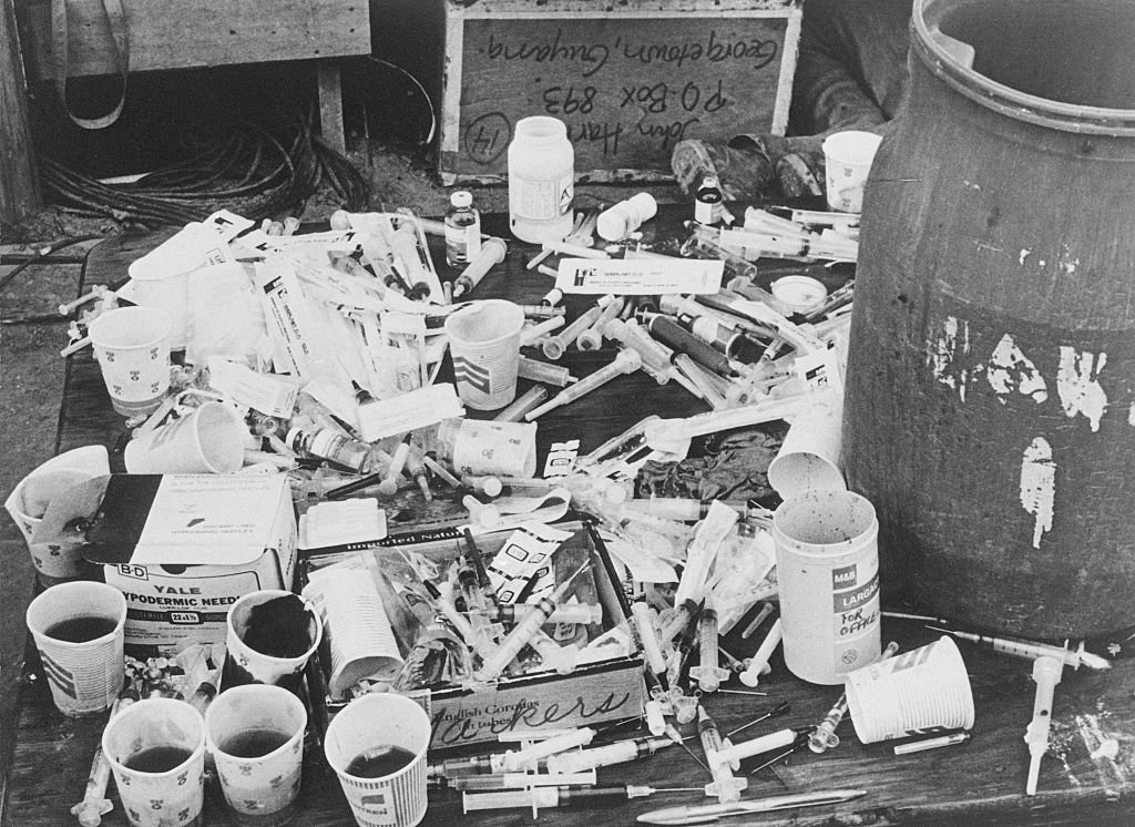 Tazas de papel y jeringas con un refresco adulterado con cianuro encontrados en Jonestown