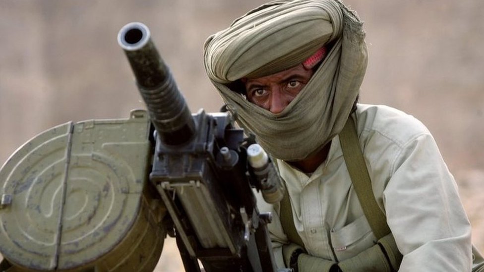 Партизан из племени Марри готовится обстрелять из гранатомета пост пакистанских войск 31 января 2006 года недалеко от Кахана в пакистанской провинции Белуджистан.