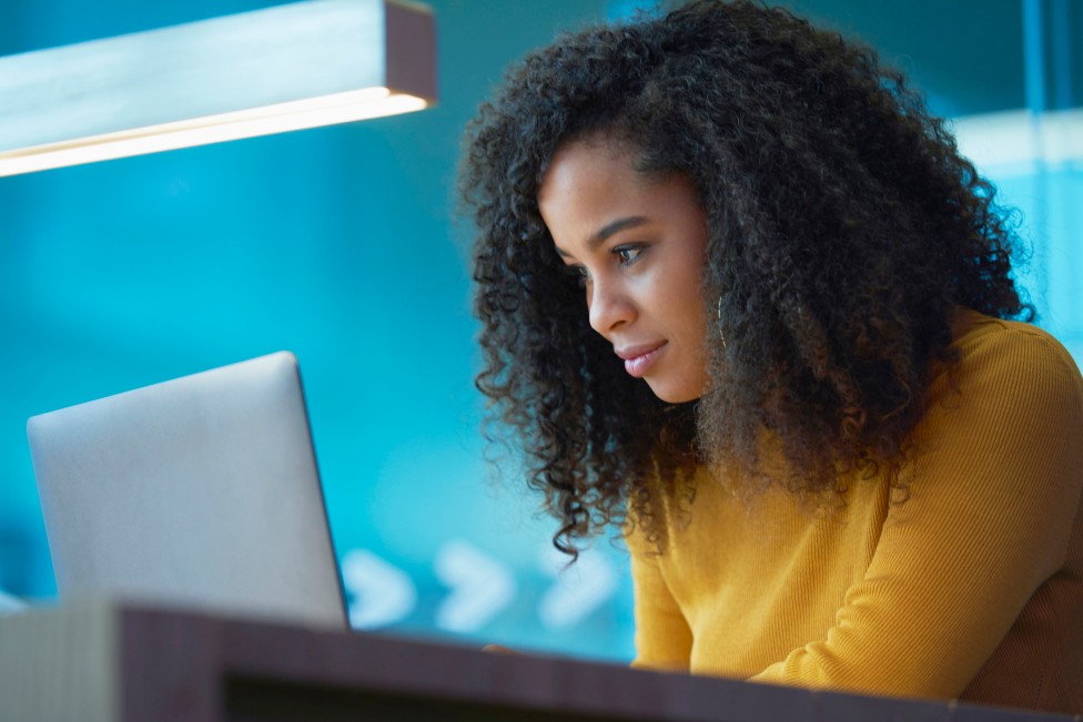 Mujer frente a una computadora