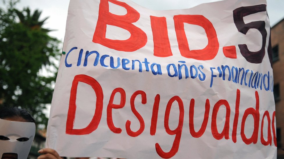 Pancarta contra el BID