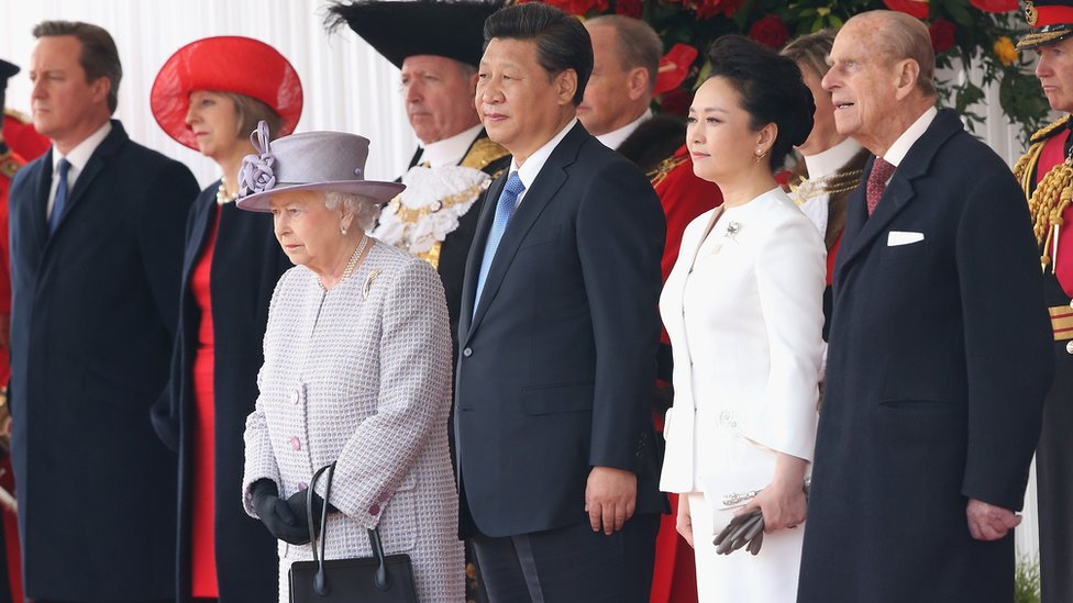 Дэвид Кэмерон, Тереза ??Мэй, королева Елизавета II, президент Китая Си Цзиньпин, Пэн Лиюань и принц Филипп, герцог Эдинбургский наблюдают за официальной церемонией встречи с государственным визитом Китая 20 октября 2015 года в Лондоне, Англия