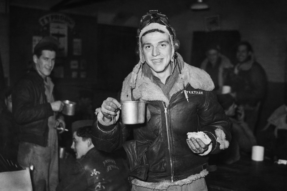 Сержант Лео Титман-младший отмечает канун Нового 1943 года сэндвичем после миссии и кофе