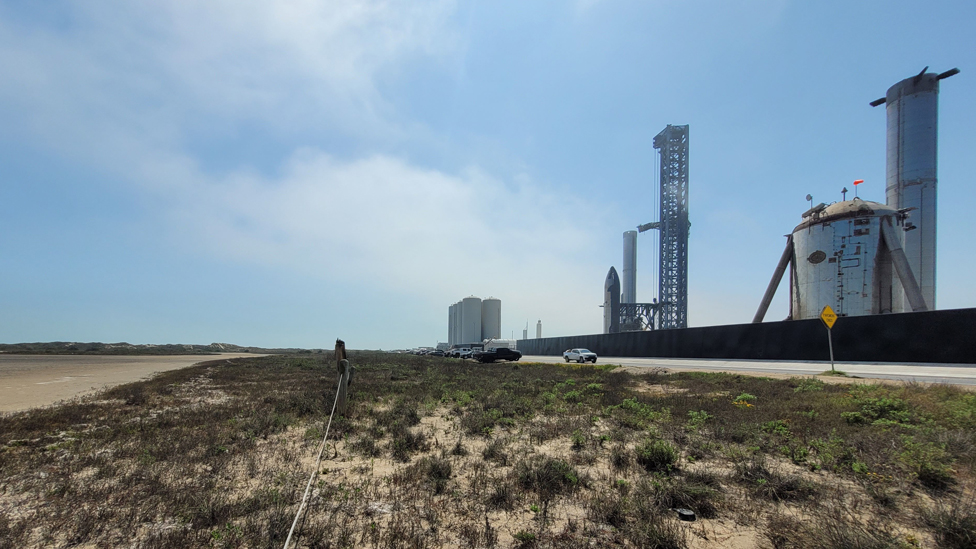 Plataforma de lanzamiento de SpaceX en Boca Chica frente al área protegida.
